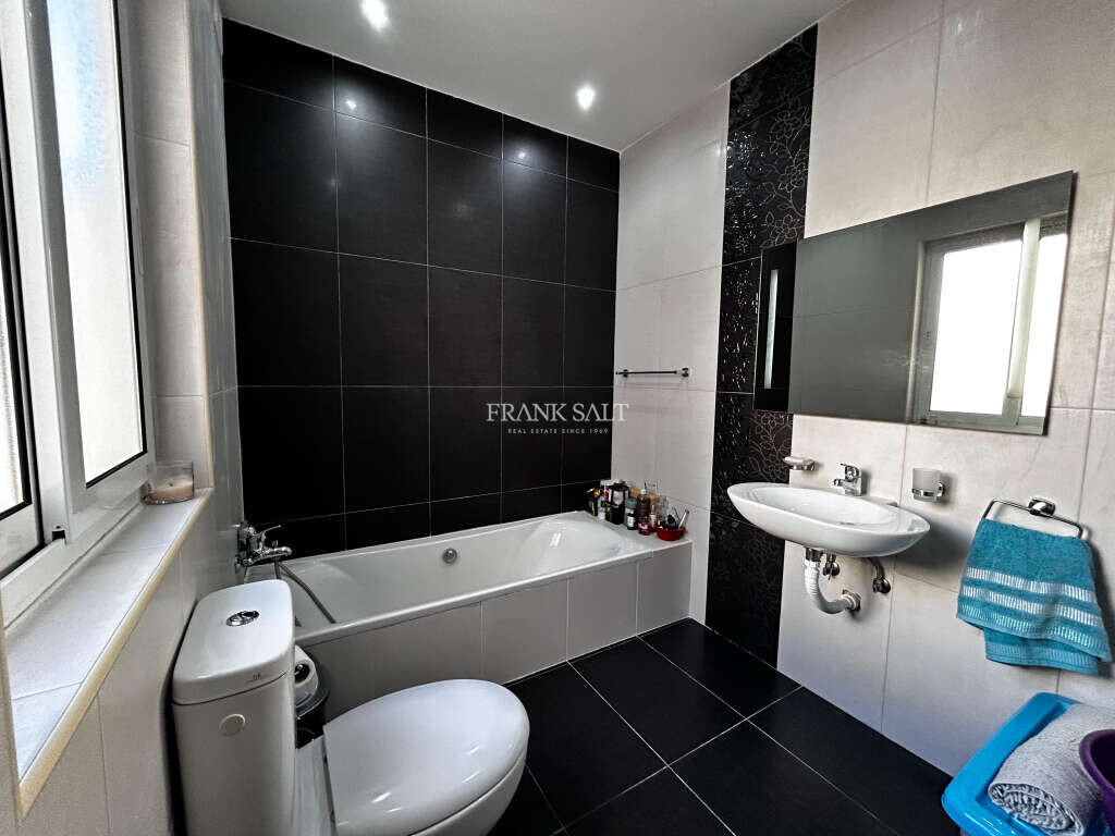 Zejtun, 3 Bedrooms Bedrooms, ,1 BathroomBathrooms,For Sale,FRSA-926067