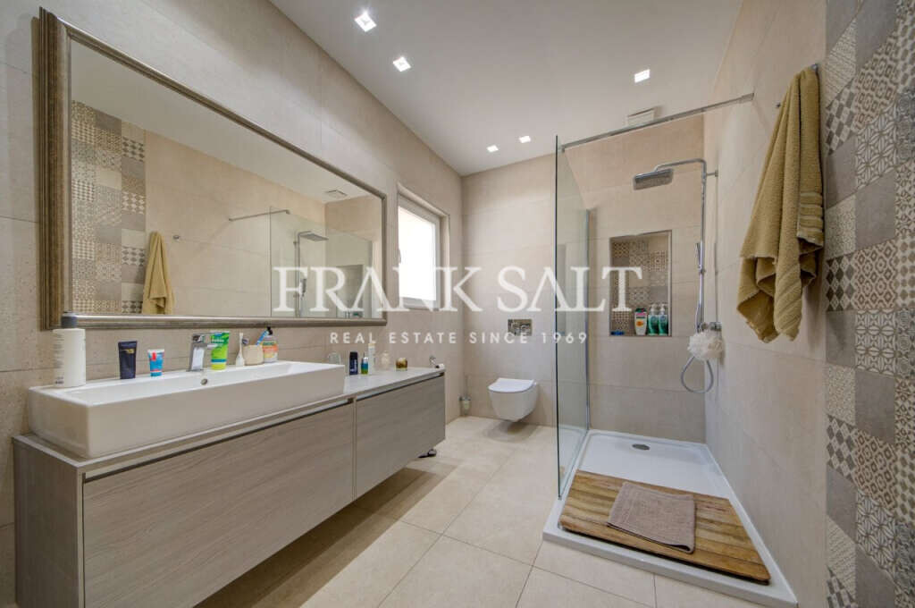Naxxar, 5 Bedrooms Bedrooms, ,3 BathroomsBathrooms,For Sale,FRSA-921714
