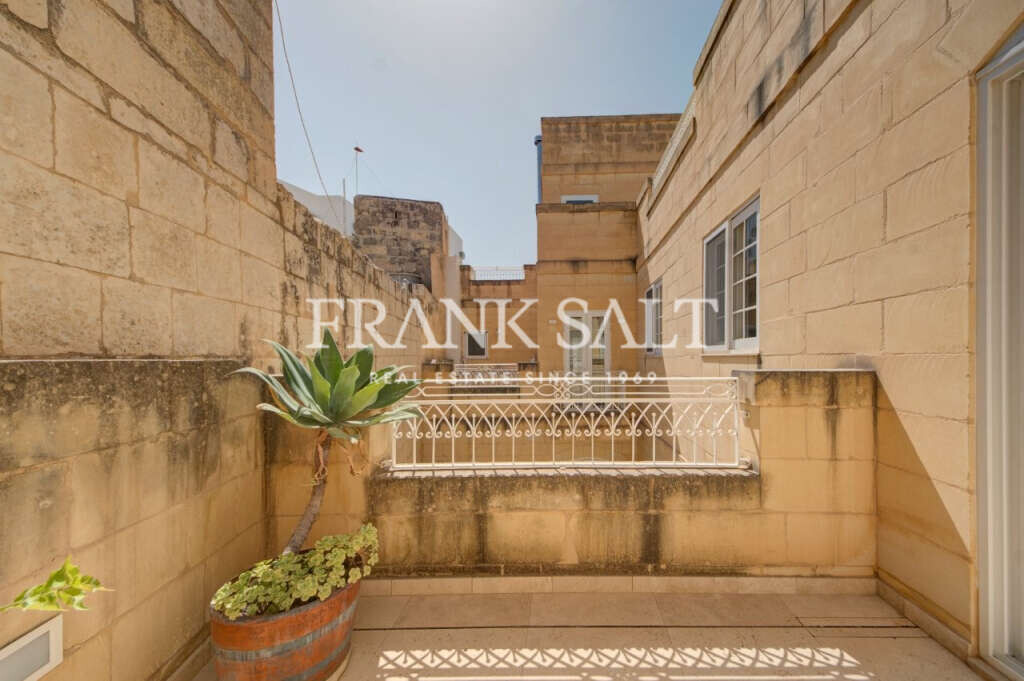 Naxxar, 5 Bedrooms Bedrooms, ,3 BathroomsBathrooms,For Sale,FRSA-921714