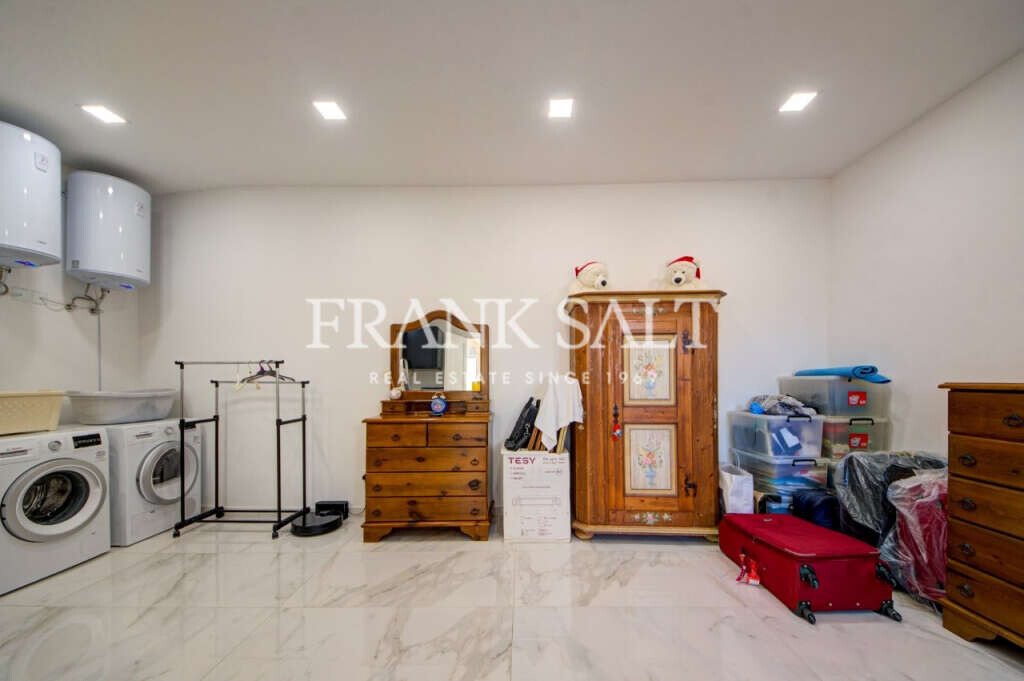 Naxxar, 5 Bedrooms Bedrooms, ,3 BathroomsBathrooms,For Sale,FRSA-921714