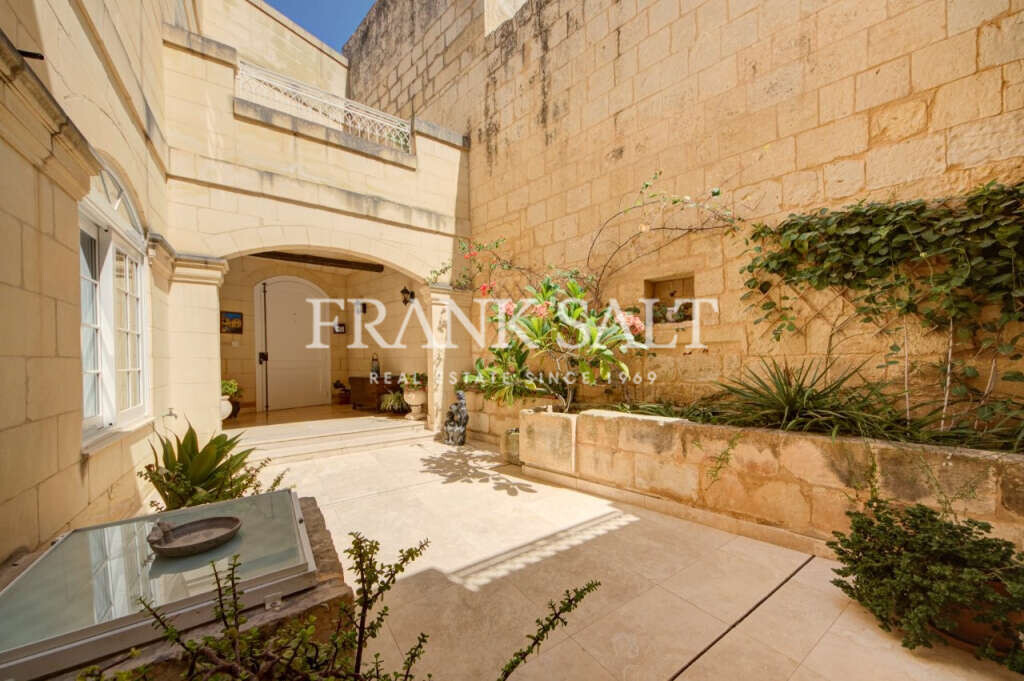 Naxxar, 5 Bedrooms Bedrooms, ,3 BathroomsBathrooms,For Sale,FRSA-921714
