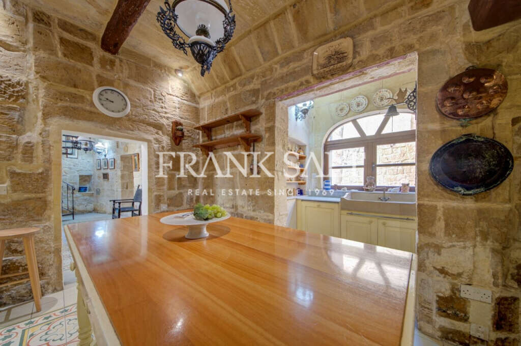 Attard, 3 Bedrooms Bedrooms, ,3 BathroomsBathrooms,For Sale,FRSA-922936