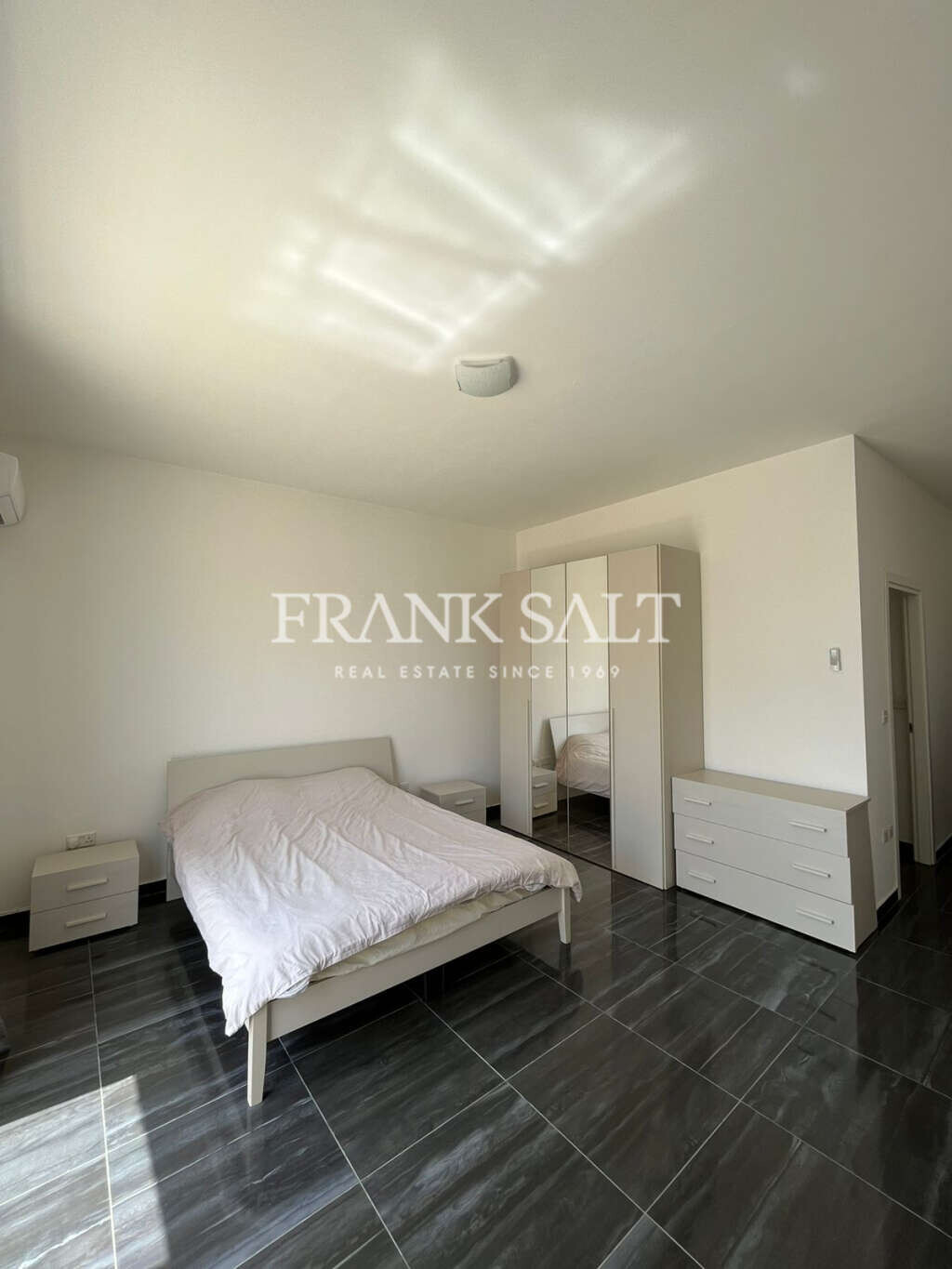 Gzira, 3 Bedrooms Bedrooms, ,1 BathroomBathrooms,For Sale,FRSA-925268