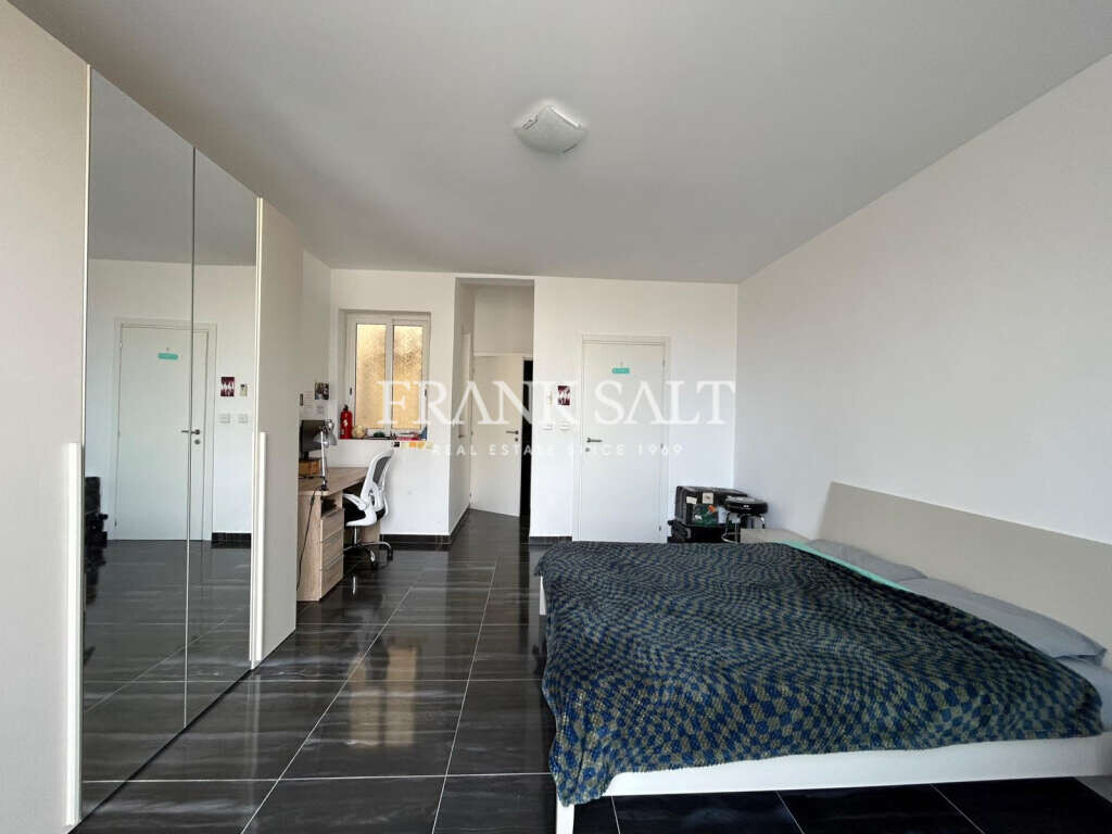 Gzira, 3 Bedrooms Bedrooms, ,1 BathroomBathrooms,For Sale,FRSA-925268