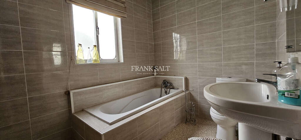 Naxxar, 4 Bedrooms Bedrooms, ,3 BathroomsBathrooms,For Sale,FRSA-925026