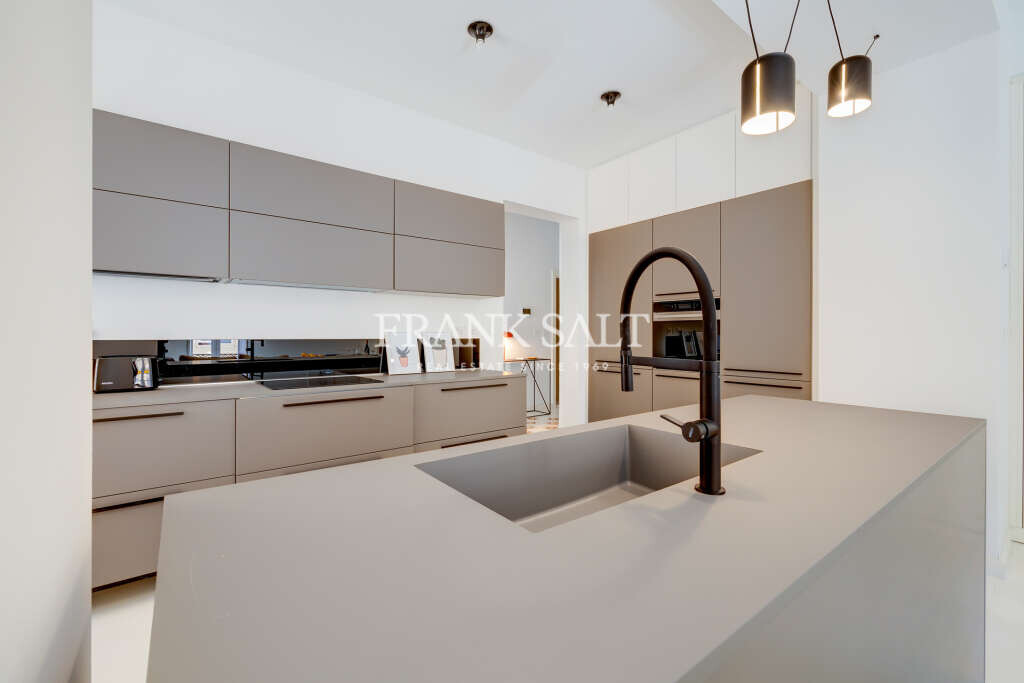 Valletta, 5 Bedrooms Bedrooms, ,For Sale,FRSA-923847