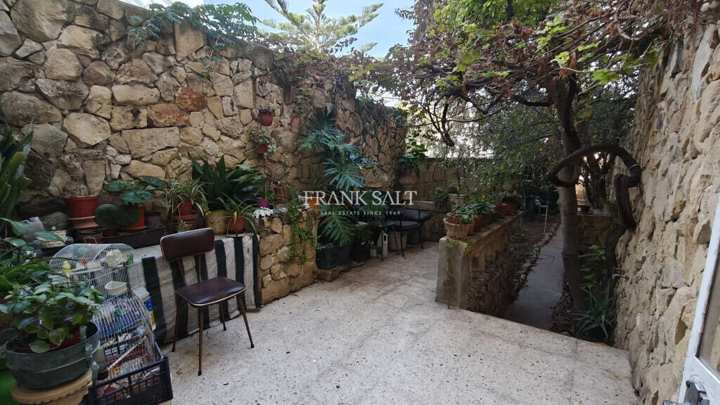 Paola, 4 Bedrooms Bedrooms, ,1 BathroomBathrooms,For Sale,FRSA-923480