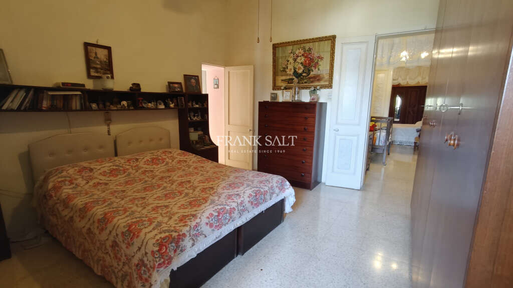 Paola, 4 Bedrooms Bedrooms, ,1 BathroomBathrooms,For Sale,FRSA-923480