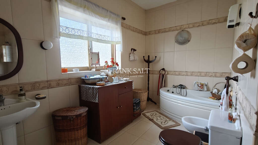 Paola, 4 Bedrooms Bedrooms, ,1 BathroomBathrooms,For Sale,FRSA-923480