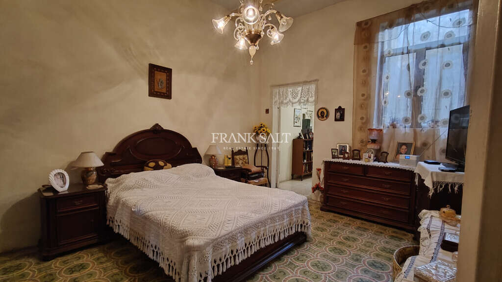 Paola, 4 Bedrooms Bedrooms, ,1 BathroomBathrooms,For Sale,FRSA-923480