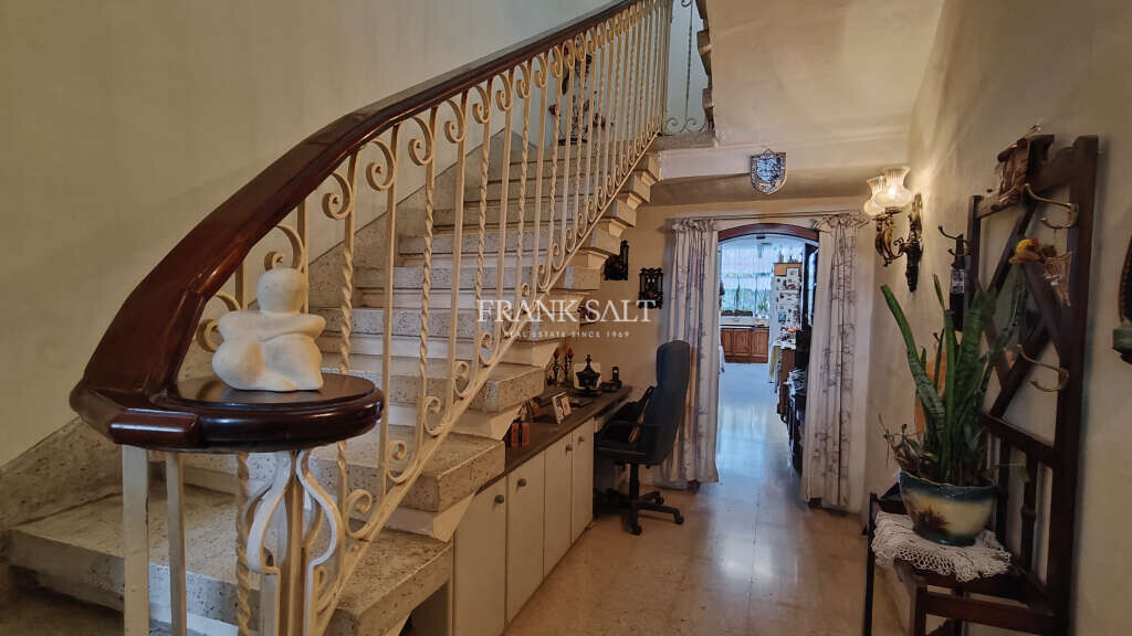 Paola, 4 Bedrooms Bedrooms, ,1 BathroomBathrooms,For Sale,FRSA-923480