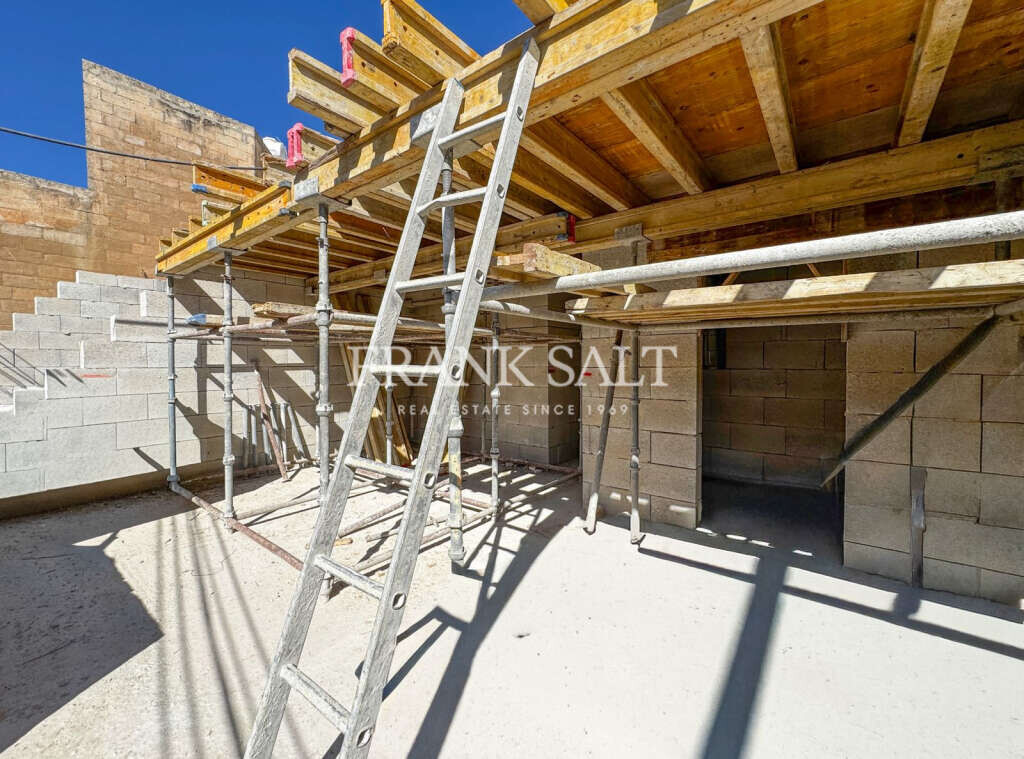 Naxxar, 2 Bedrooms Bedrooms, ,For Sale,FRSA-923315