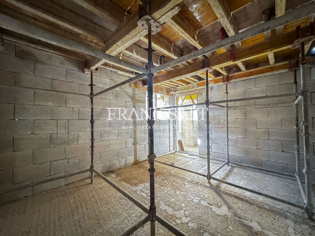 Naxxar, 2 Bedrooms Bedrooms, ,For Sale,FRSA-923315