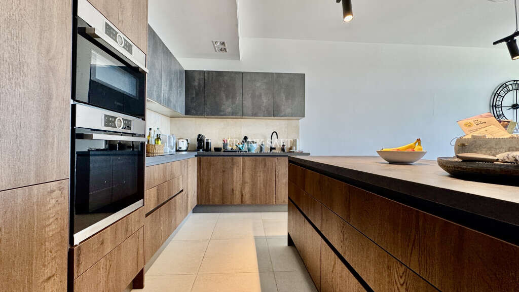 Pender Gardens, 1 Bedroom Bedrooms, ,1 BathroomBathrooms,For Sale,FRSA-453260