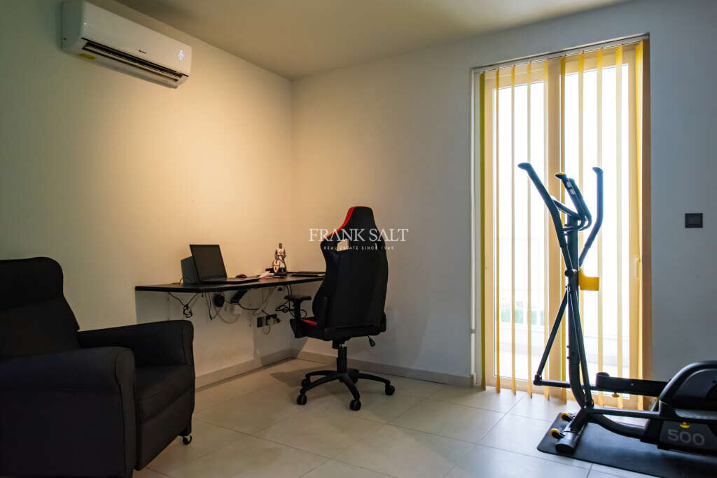 Qawra, 3 Bedrooms Bedrooms, ,For Sale,FRSA-922614