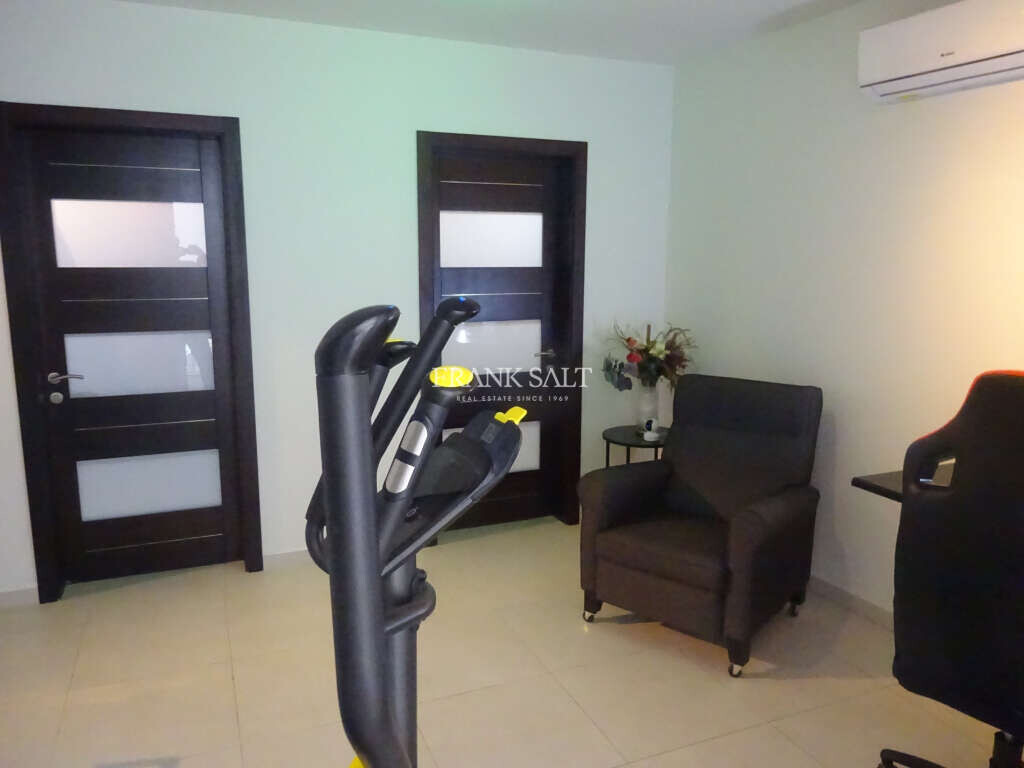 Qawra, 3 Bedrooms Bedrooms, ,For Sale,FRSA-922614