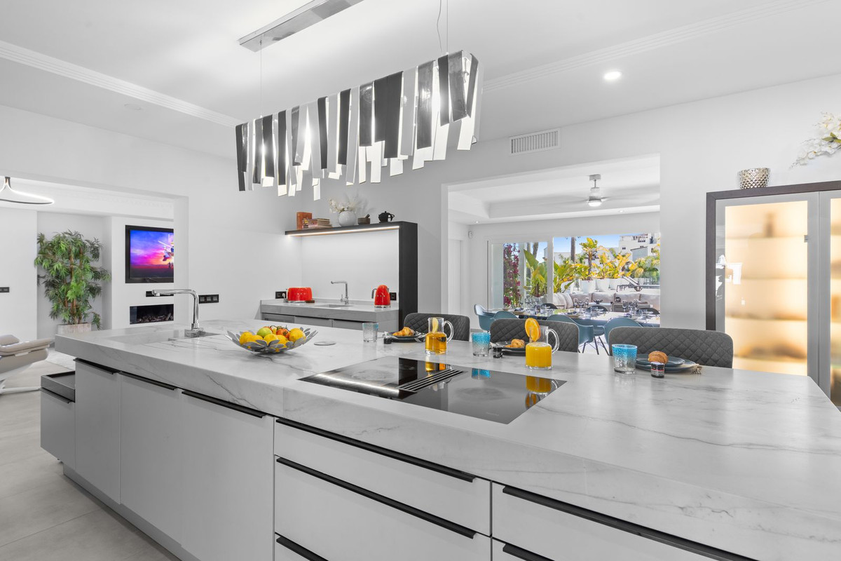 6 Bed, 6 Bath, HouseFor Sale, Atalaya, Malaga