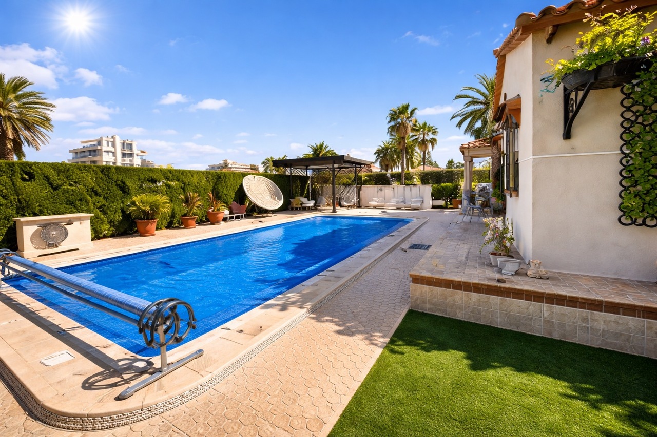 3 Bed, 2 Bath, HouseFor Sale, Cabo Roig, Alicante