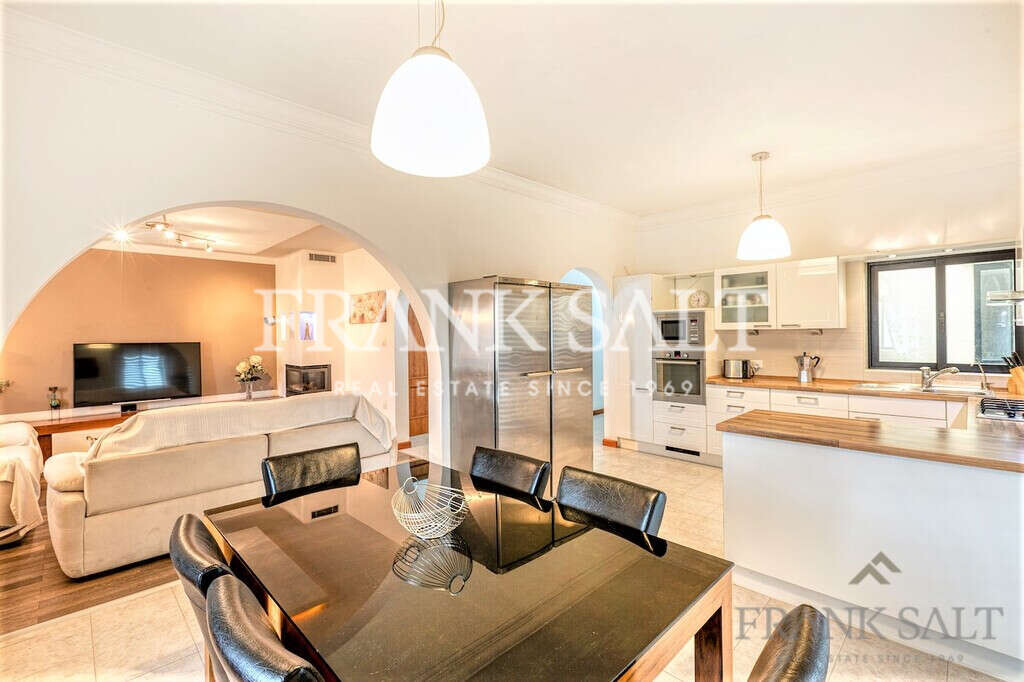 Pembroke, 3 Bedrooms Bedrooms, ,2 BathroomsBathrooms,For Sale,FRSA-922538