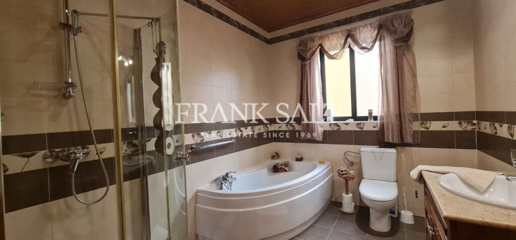 Manikata, 4 Bedrooms Bedrooms, ,1 BathroomBathrooms,For Sale,FRSA-509481