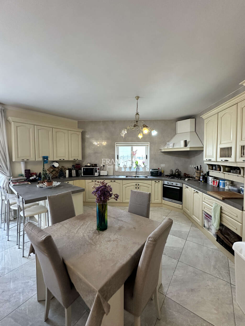 Santa Venera, 3 Bedrooms Bedrooms, ,1 BathroomBathrooms,For Sale,FRSA-921597