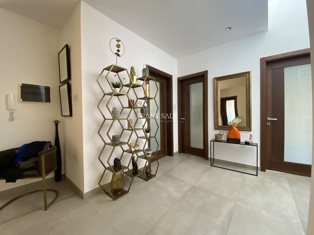 Rabat, 4 Bedrooms Bedrooms, ,1 BathroomBathrooms,For Sale,FRSA-920238