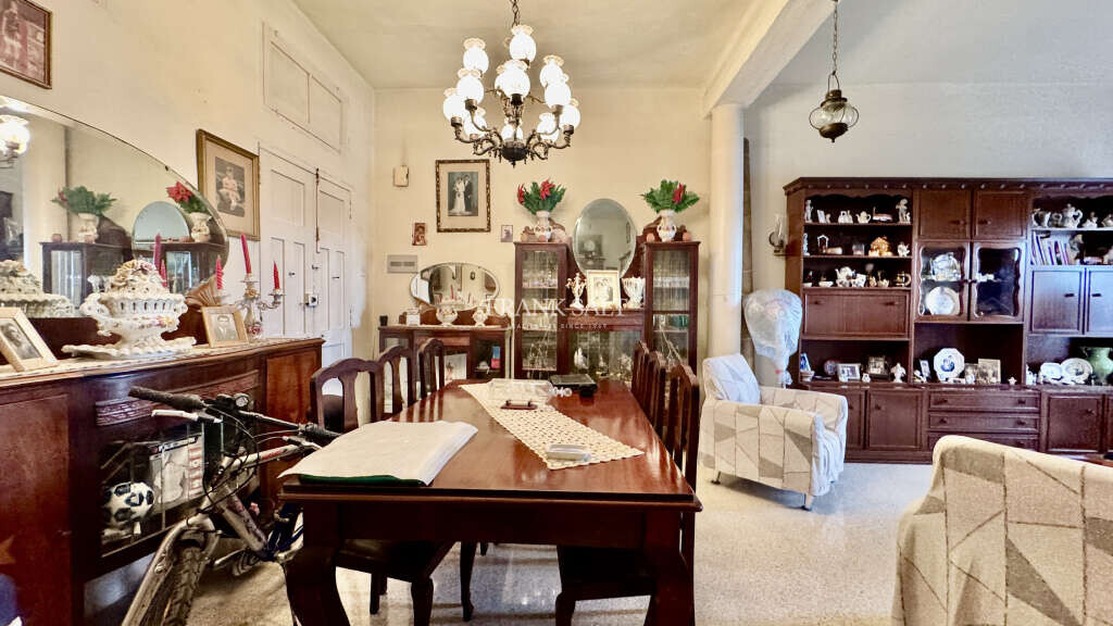 Valletta, 3 Bedrooms Bedrooms, ,1 BathroomBathrooms,For Sale,FRSA-046683