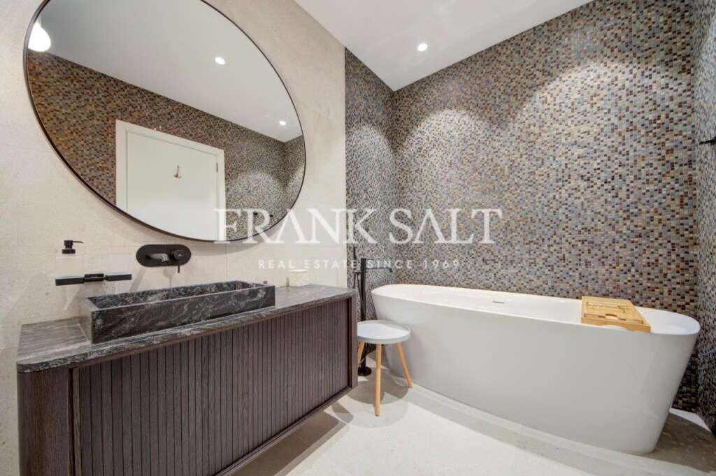 Tigne Point, 3 Bedrooms Bedrooms, ,1 BathroomBathrooms,For Sale,FRSA-045347