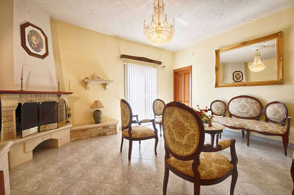 Tarxien, 3 Bedrooms Bedrooms, ,2 BathroomsBathrooms,For Sale,FRSA-420122