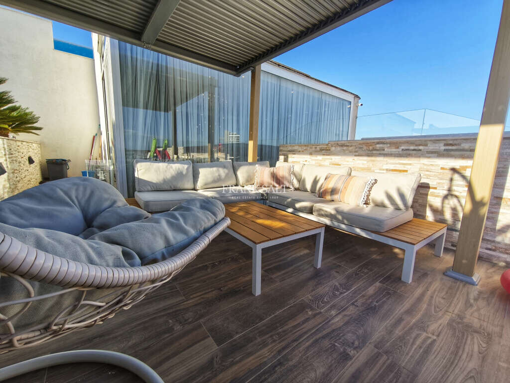 Gzira, 2 Bedrooms Bedrooms, ,1 BathroomBathrooms,For Sale,FRSA-918658