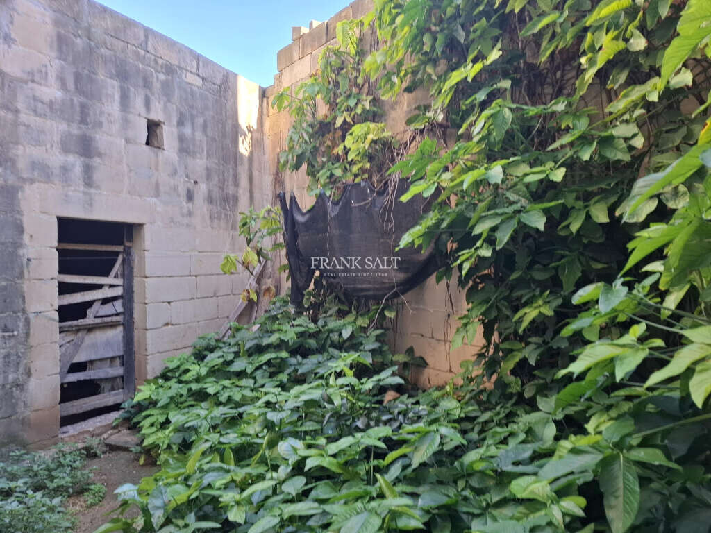 Siggiewi, 3 Bedrooms Bedrooms, ,For Sale,FRSA-621290