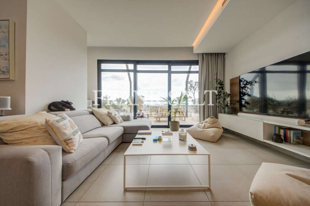 Pender Gardens, 3 Bedrooms Bedrooms, ,1 BathroomBathrooms,For Sale,FRSA-046266