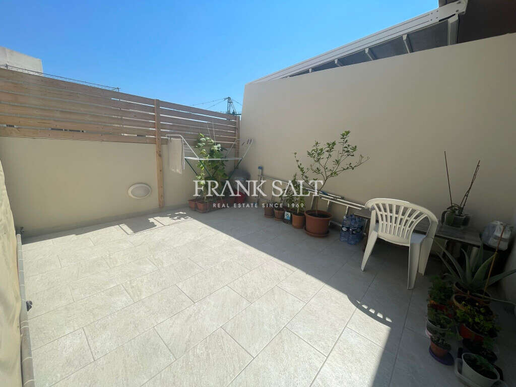 Qawra, 2 Bedrooms Bedrooms, ,1 BathroomBathrooms,For Sale,FRSA-621139