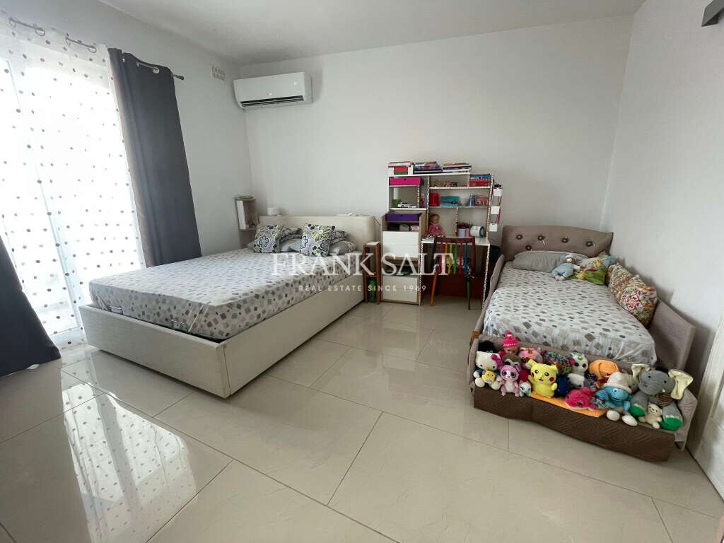 Qawra, 2 Bedrooms Bedrooms, ,1 BathroomBathrooms,For Sale,FRSA-621139