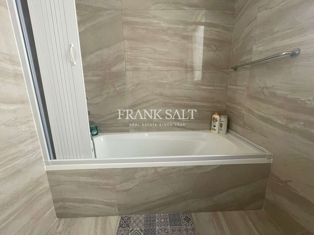 Qawra, 2 Bedrooms Bedrooms, ,1 BathroomBathrooms,For Sale,FRSA-621139