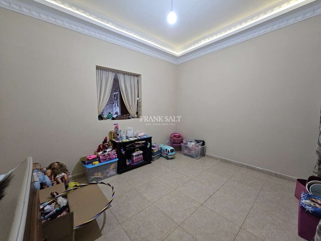 Tarxien, 3 Bedrooms Bedrooms, ,2 BathroomsBathrooms,For Sale,FRSA-427674