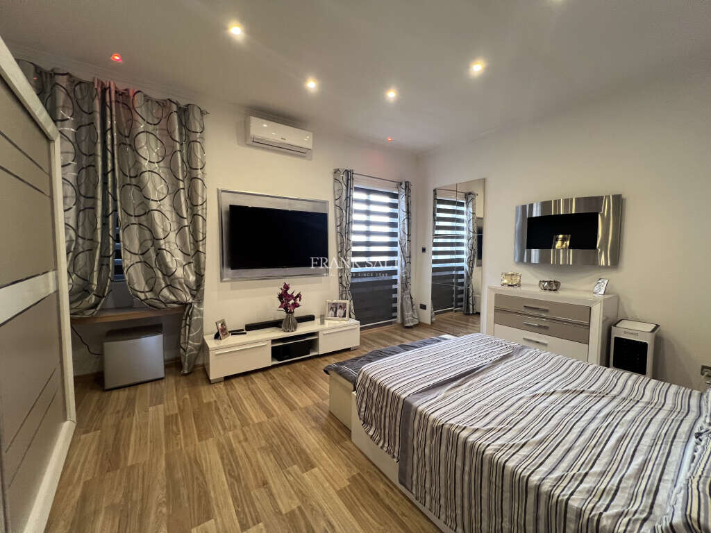 Paola, 4 Bedrooms Bedrooms, ,1 BathroomBathrooms,For Sale,FRSA-427652