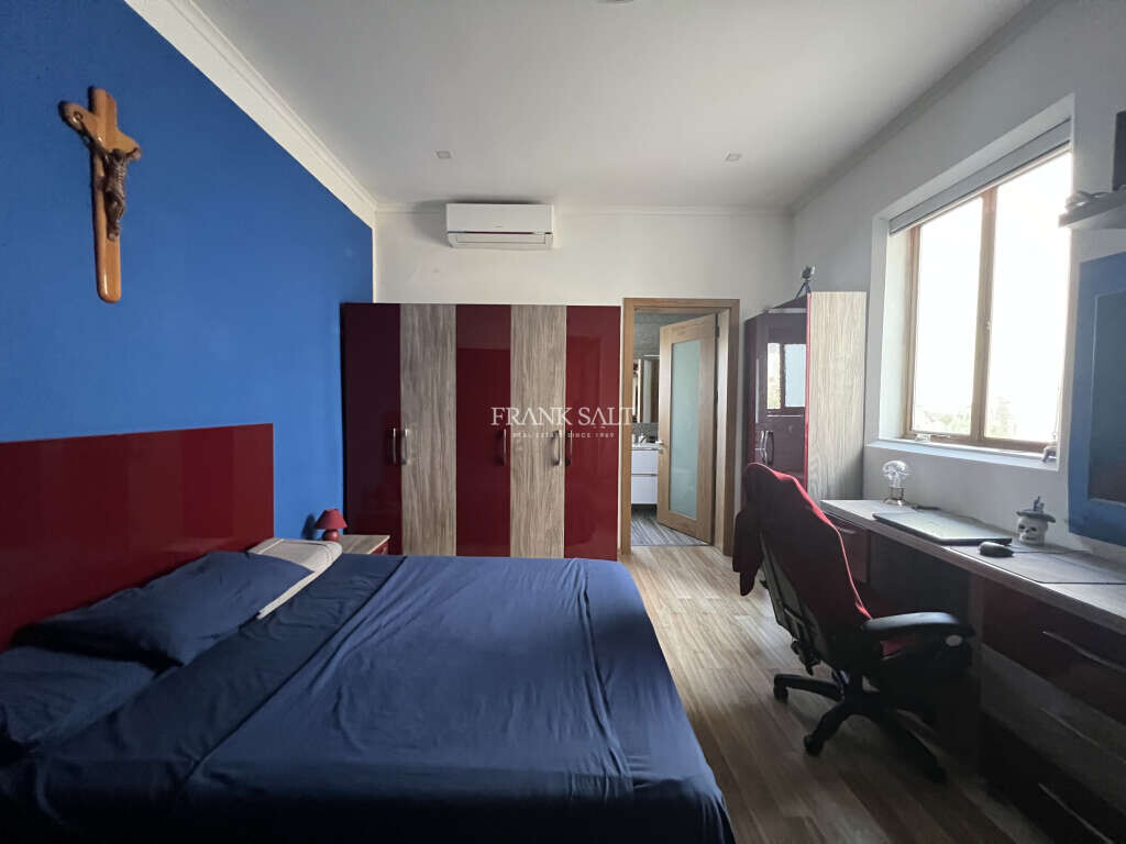 Paola, 4 Bedrooms Bedrooms, ,1 BathroomBathrooms,For Sale,FRSA-427652