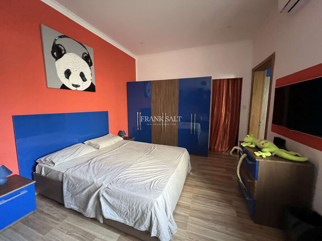 Paola, 4 Bedrooms Bedrooms, ,1 BathroomBathrooms,For Sale,FRSA-427652