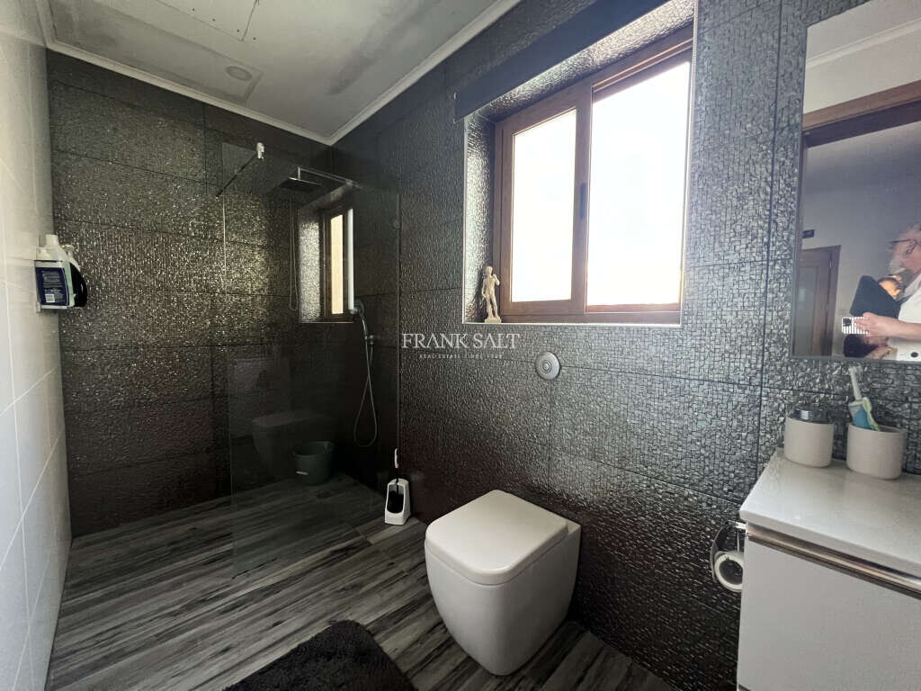 Paola, 4 Bedrooms Bedrooms, ,1 BathroomBathrooms,For Sale,FRSA-427652