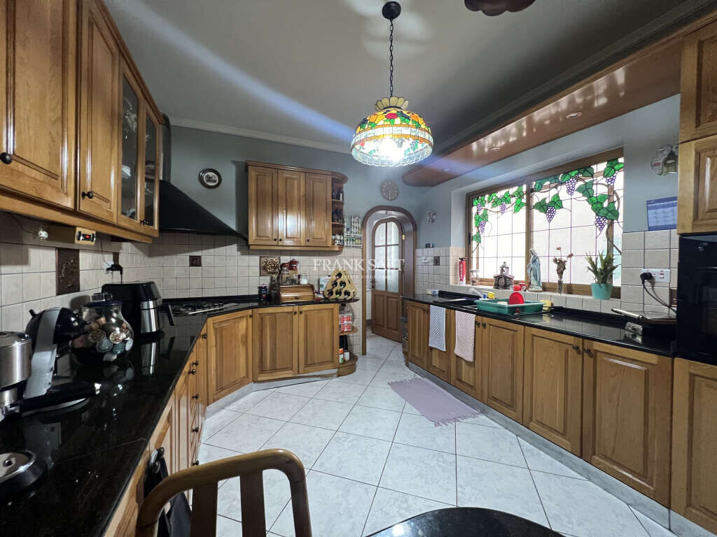 Paola, 4 Bedrooms Bedrooms, ,1 BathroomBathrooms,For Sale,FRSA-427652