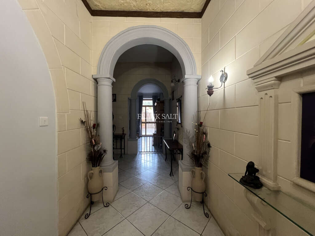 Paola, 4 Bedrooms Bedrooms, ,1 BathroomBathrooms,For Sale,FRSA-427652