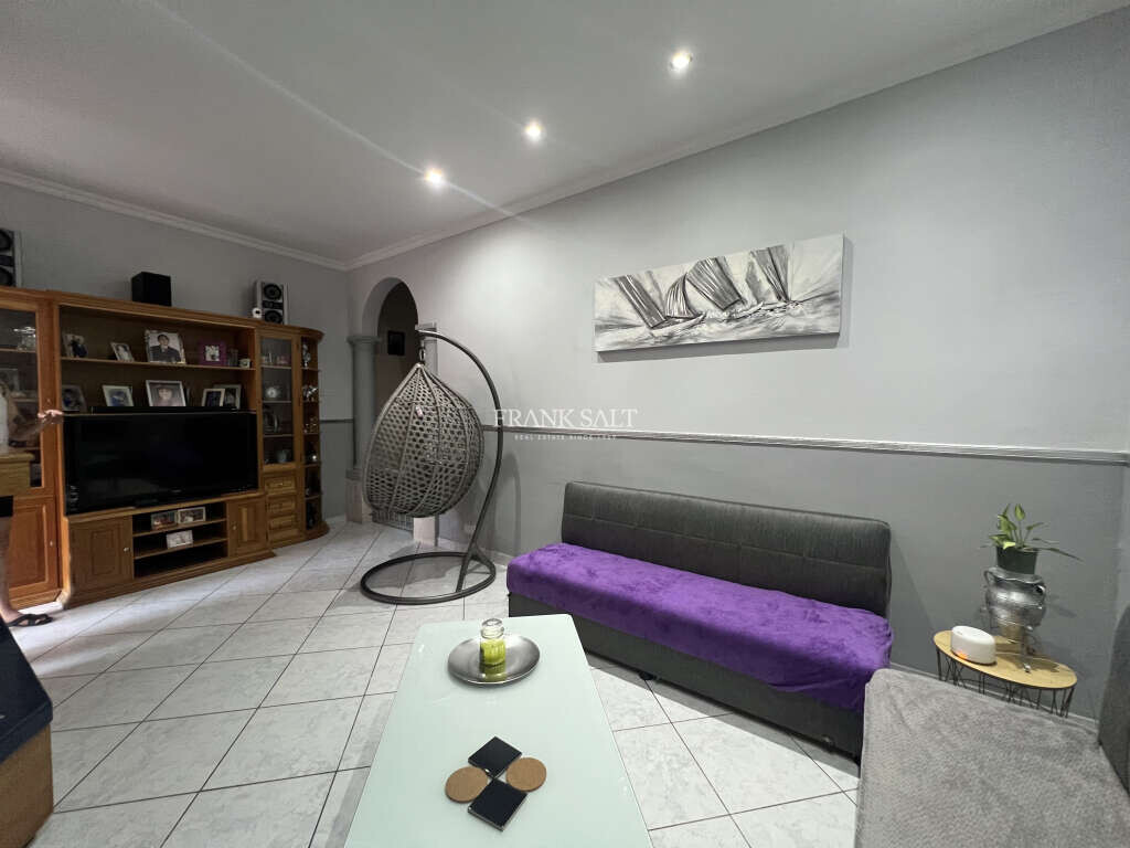 Paola, 4 Bedrooms Bedrooms, ,1 BathroomBathrooms,For Sale,FRSA-427652