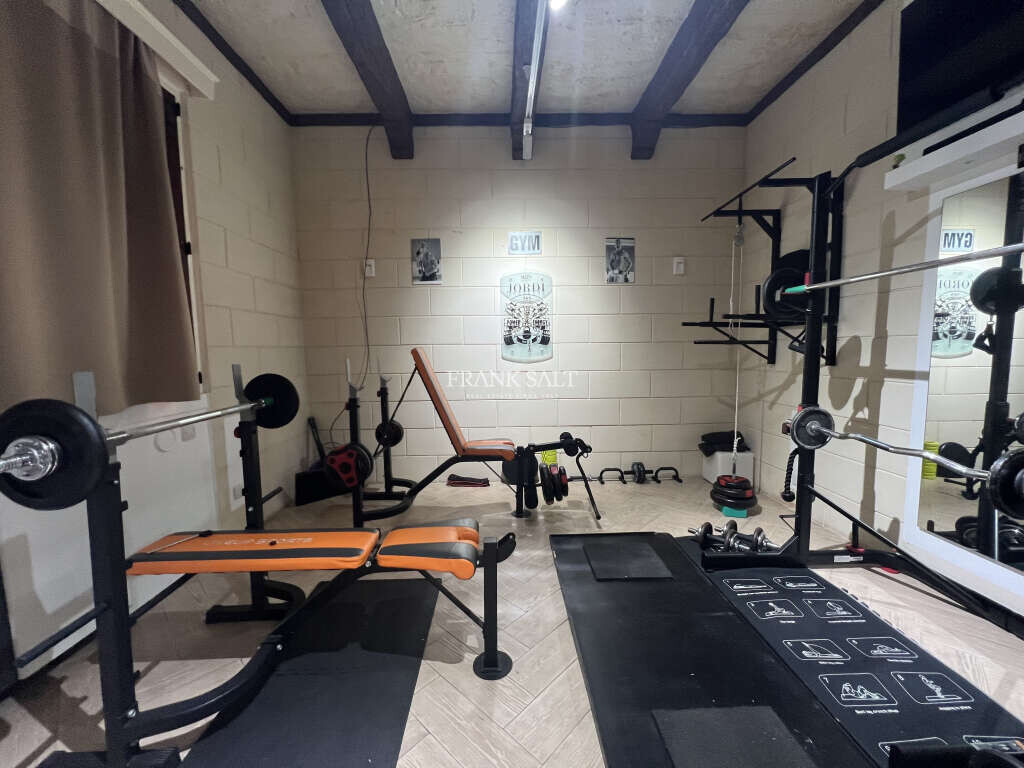 Paola, 4 Bedrooms Bedrooms, ,1 BathroomBathrooms,For Sale,FRSA-427652