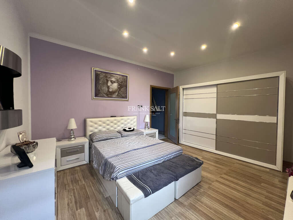 Paola, 4 Bedrooms Bedrooms, ,1 BathroomBathrooms,For Sale,FRSA-427652