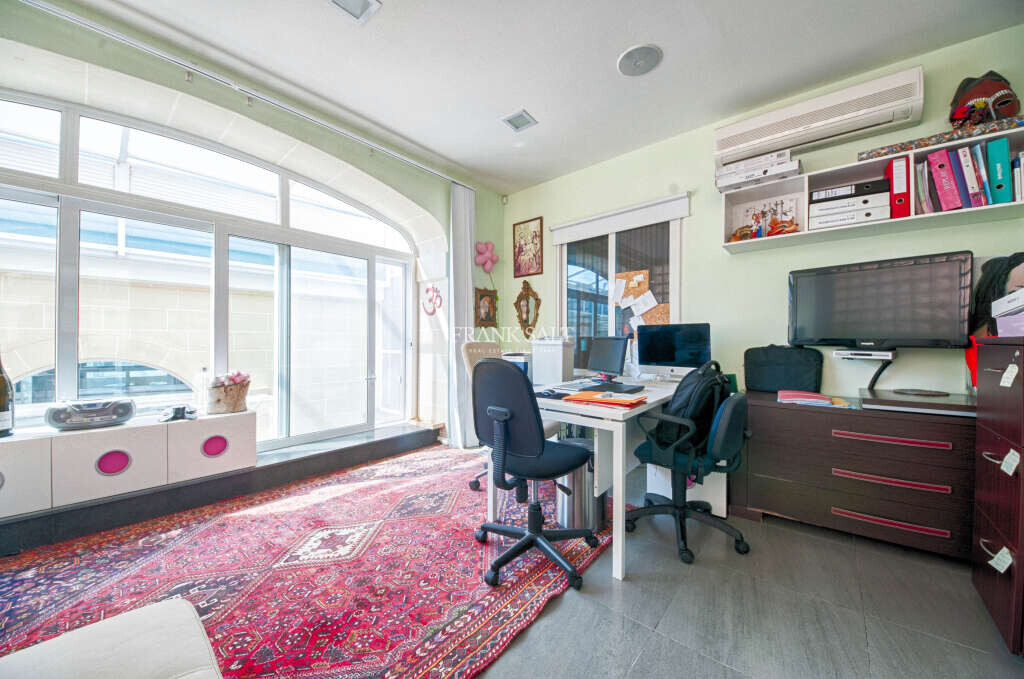 Madliena, 3 Bedrooms Bedrooms, ,2 BathroomsBathrooms,For Sale,FRSA-038132