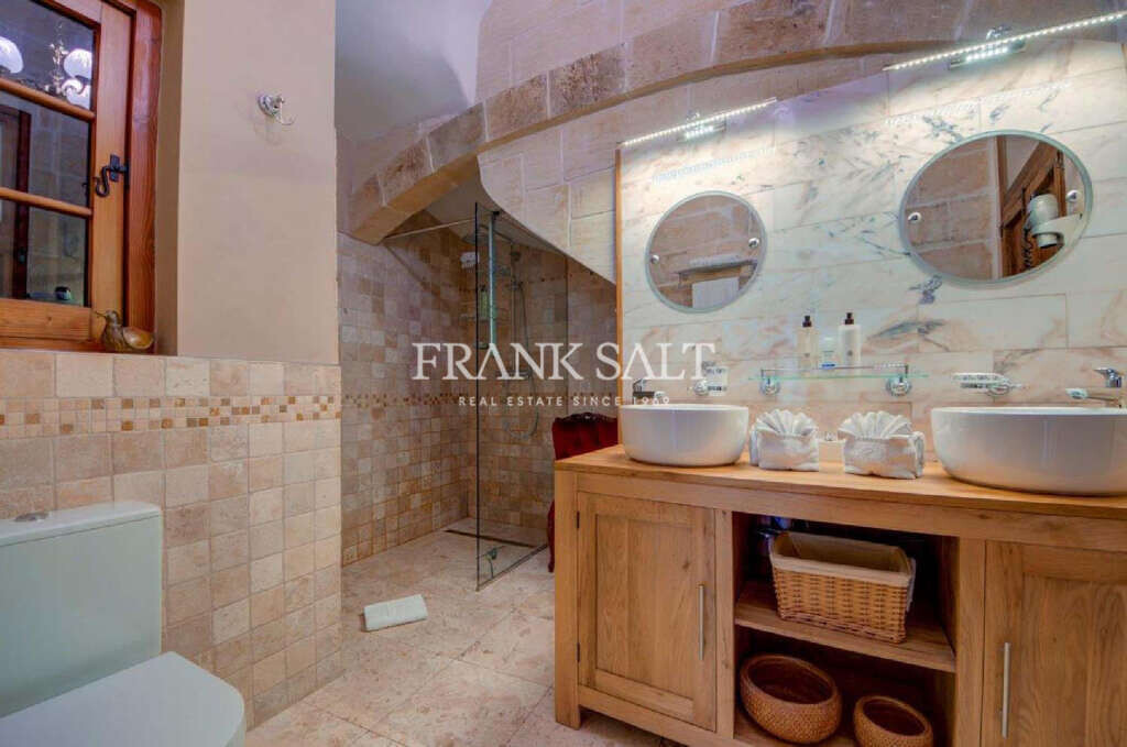 Cospicua, 5 Bedrooms Bedrooms, ,For Sale,FRSA-752759