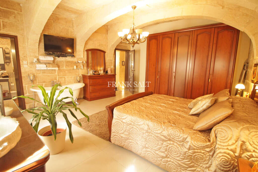 Qormi, 6 Bedrooms Bedrooms, ,For Sale,FRSA-426948