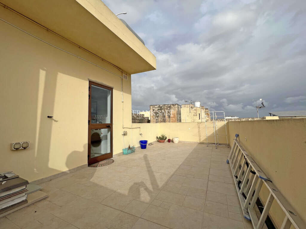 Luqa, 2 Bedrooms Bedrooms, ,For Sale,FRSA-426161