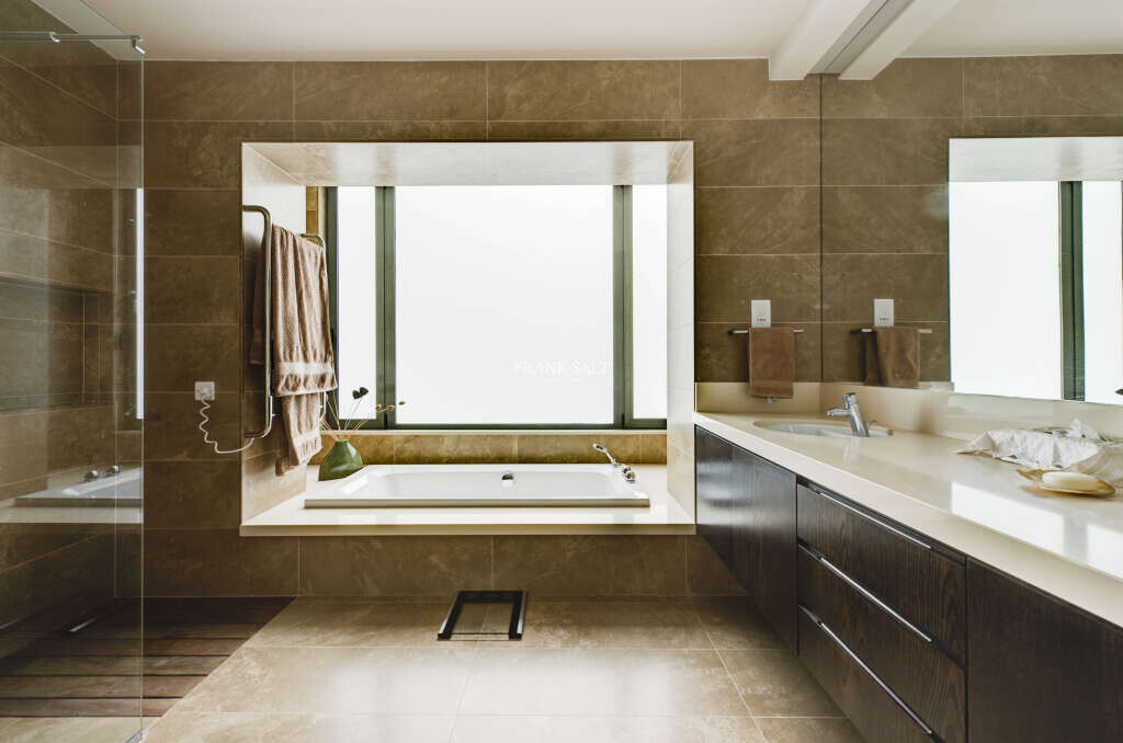 Portomaso, 3 Bedrooms Bedrooms, ,2 BathroomsBathrooms,For Sale,FRSA-916377